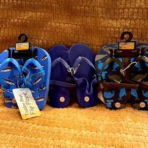 3 pairs of boys flip-flop slides with strap on back a size 7/8 toddler